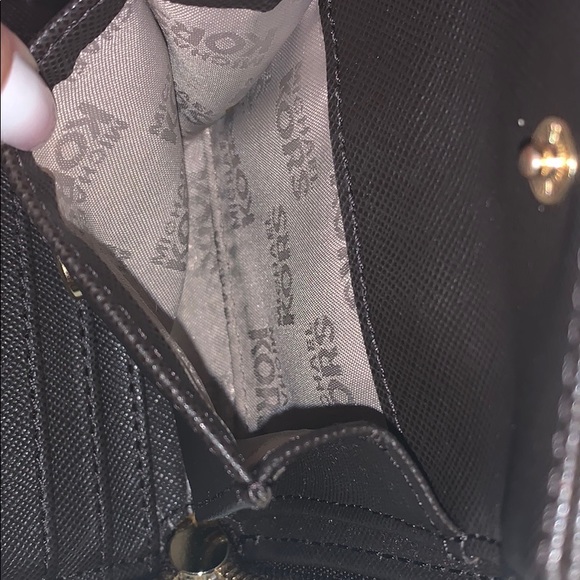 ❌SOLD❌ Michael Kors Wallet - Picture 7 of 8
